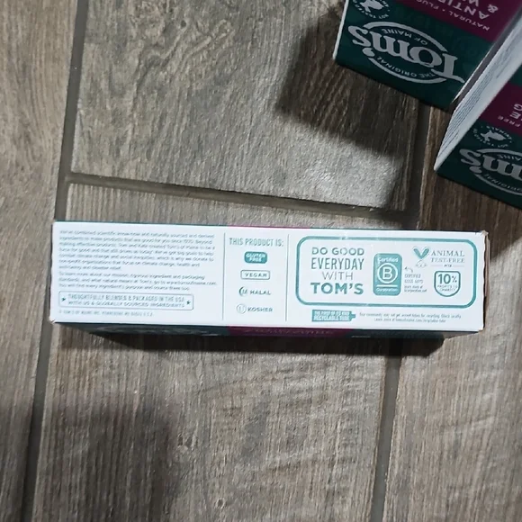 Toms Antiplaque & Whitening Toothpaste - Green - Picture 3 of 7